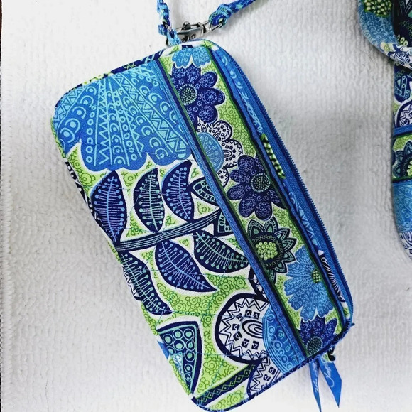 Vera Bradley 3 pc set tote , wallet & earbud case retired - Picture 7 of 11